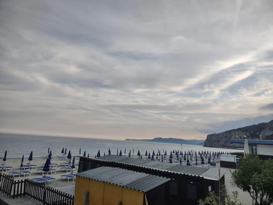 Silver Sands Finale Ligure - Traditional Apartment - 4 Beds & Terrace By The Beach Eksteriør billede